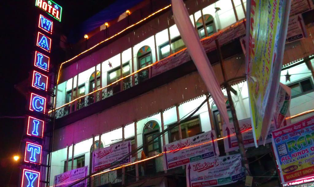 Hotel Wall City New Delhi Bagian luar foto