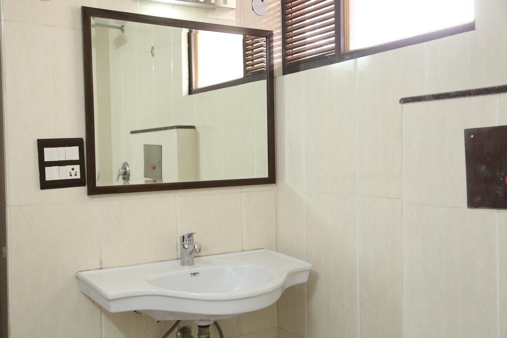 Hotel Wall City New Delhi Bagian luar foto
