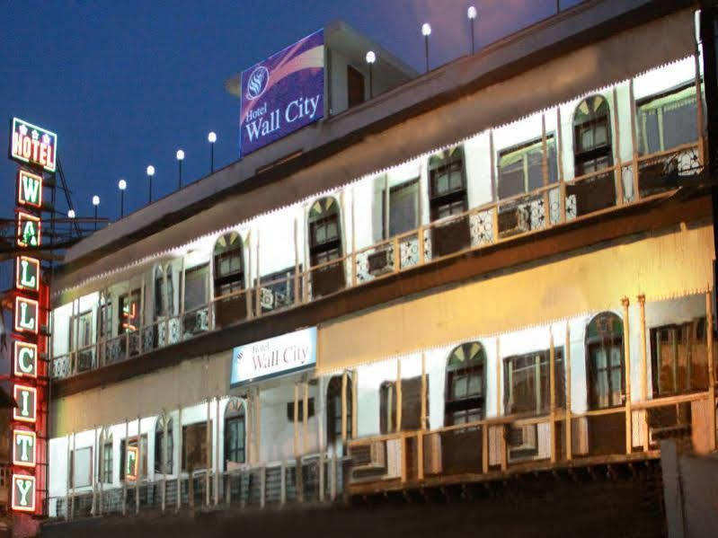 Hotel Wall City New Delhi Bagian luar foto